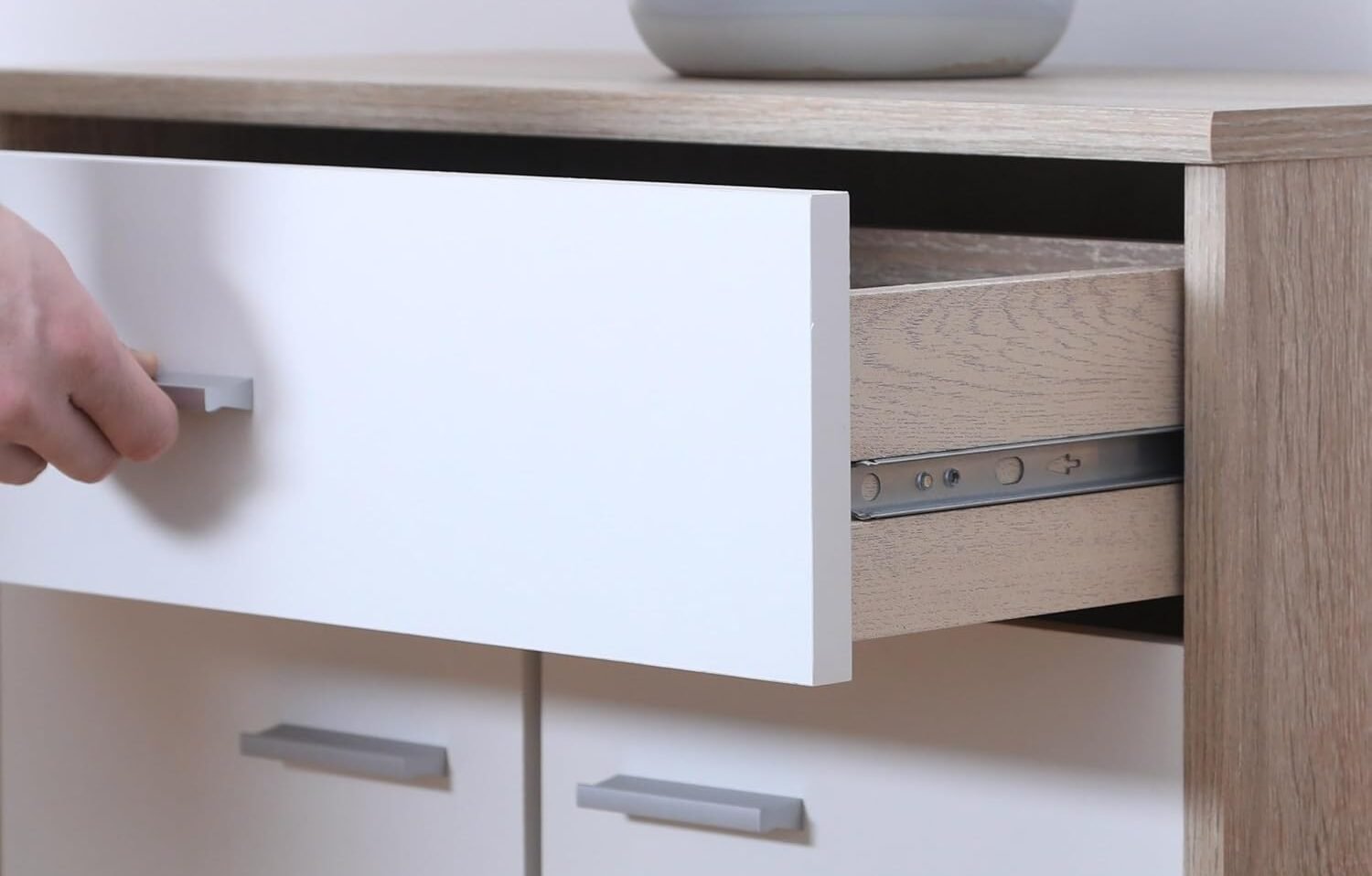 Führungsschiene einer Schublade in ruhiger, ordentlicher Umgebung.