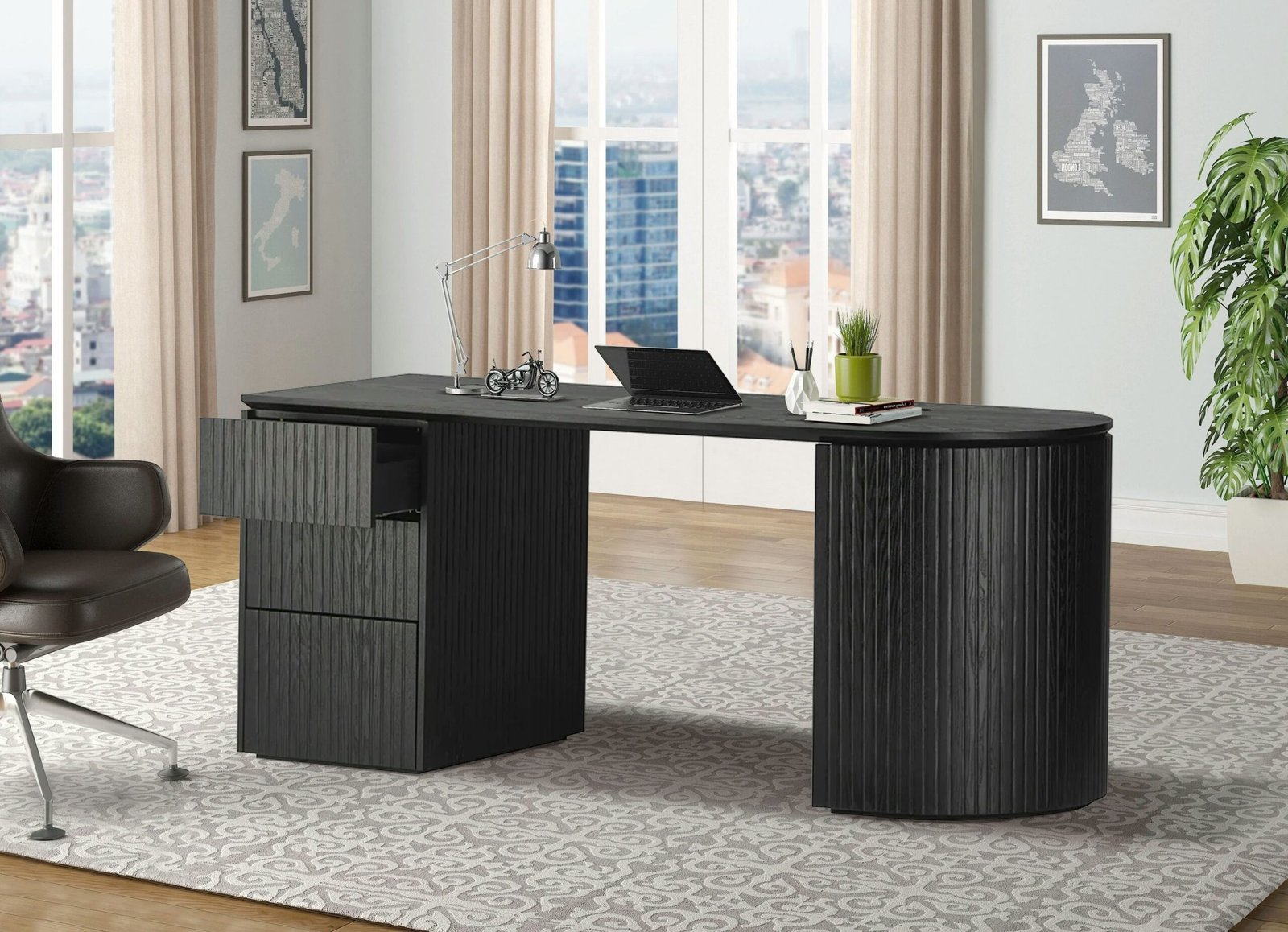 Schublade am Schreibtisch in ruhiger, ordentlicher Umgebung.