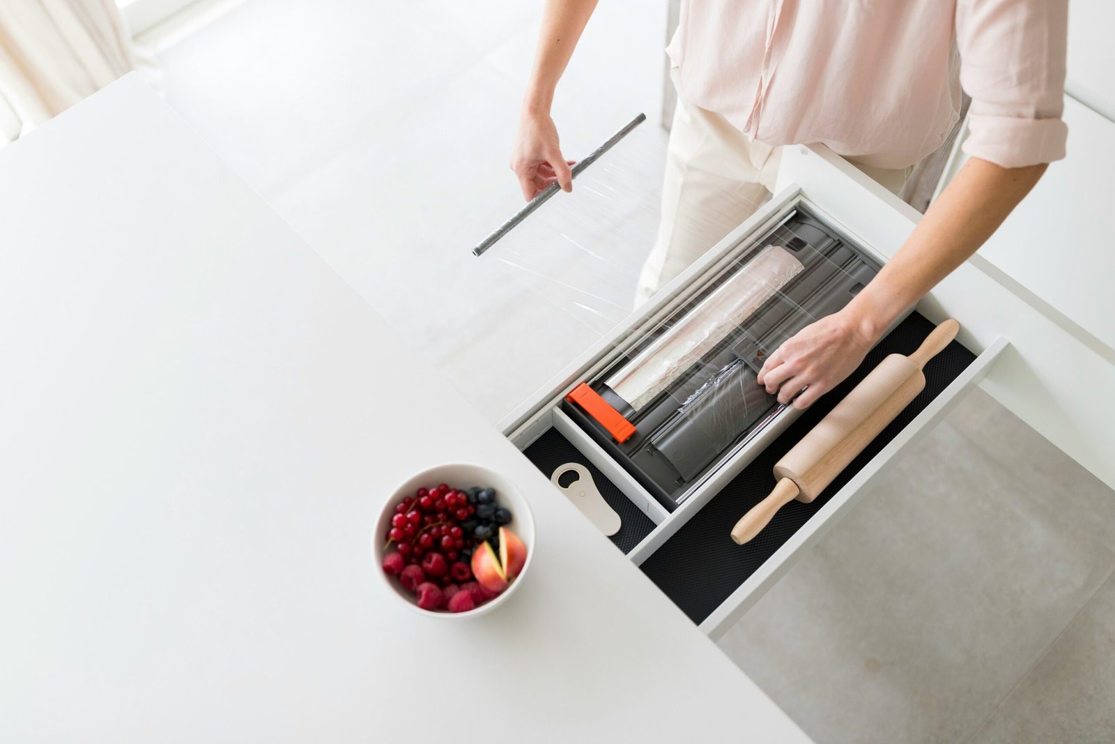 Schublade in ruhiger, ordentlicher Umgebung nach der Reinigung.