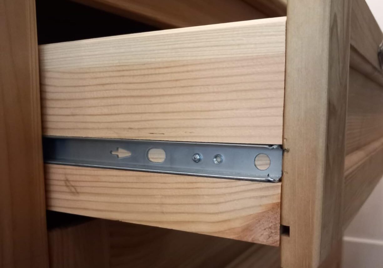 Führungsschiene einer Schublade in ruhiger, ordentlicher Umgebung.