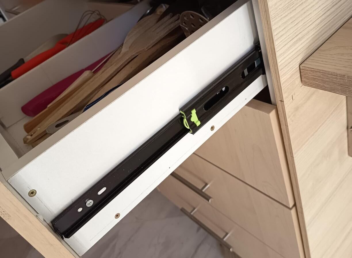 Führungsschiene einer Schublade in ruhiger, ordentlicher Umgebung.