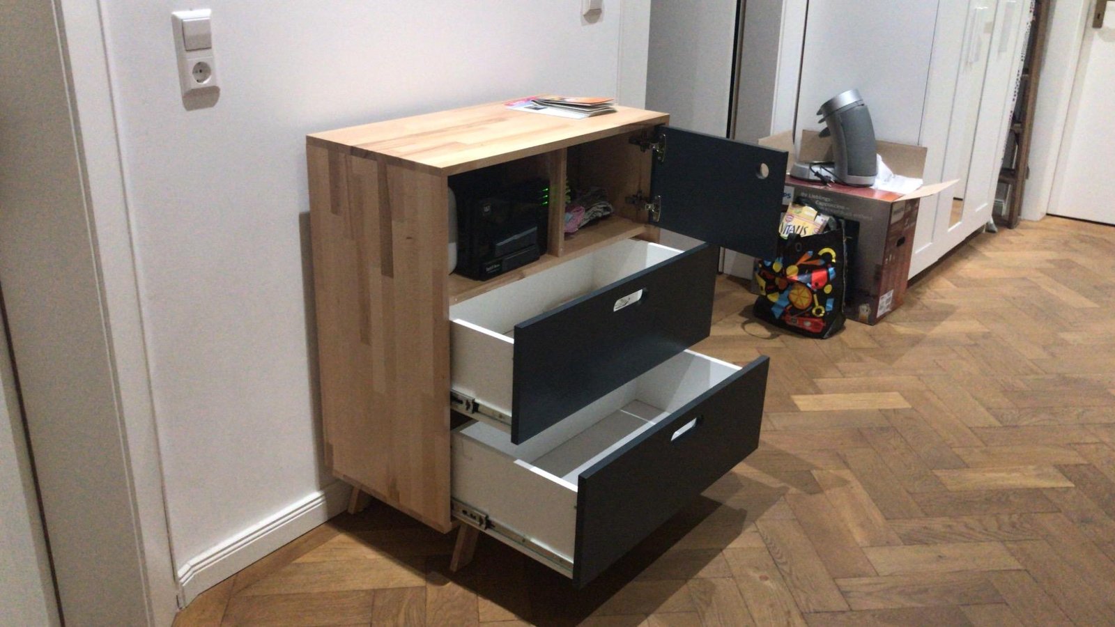 Schublade mit leichtem seitlichem Versatz in ruhiger Umgebung.