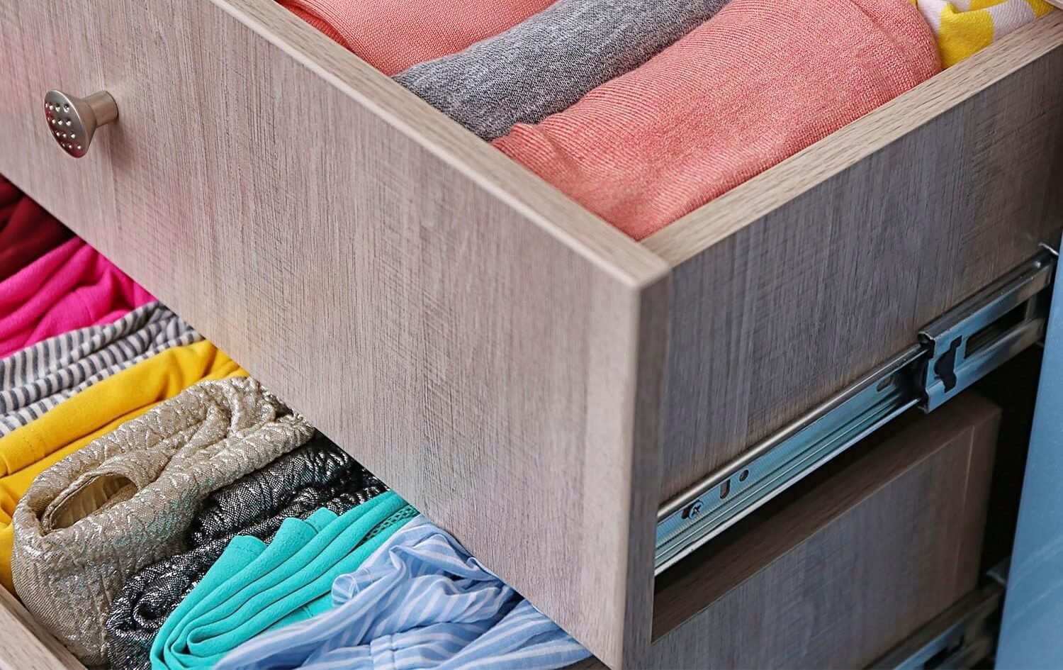 Teleskopschiene einer Schublade in ruhiger, ordentlicher Umgebung.