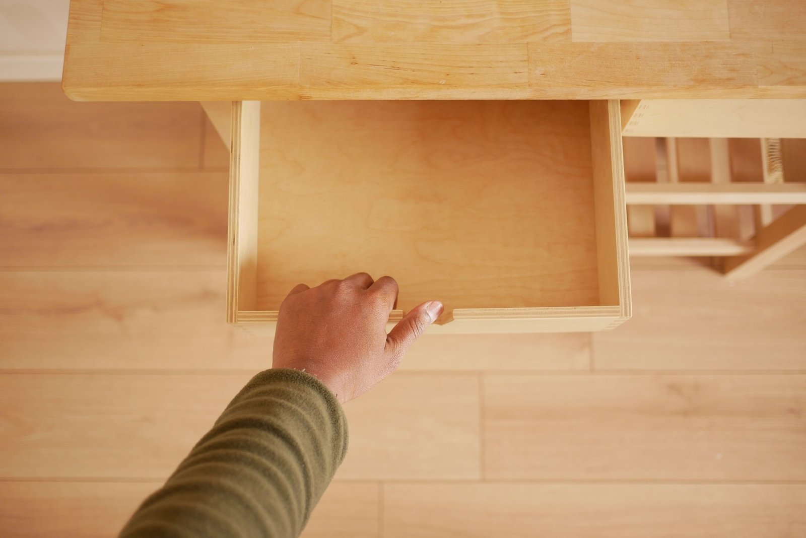 Holzschublade gleitet ruhig auf Holzführung